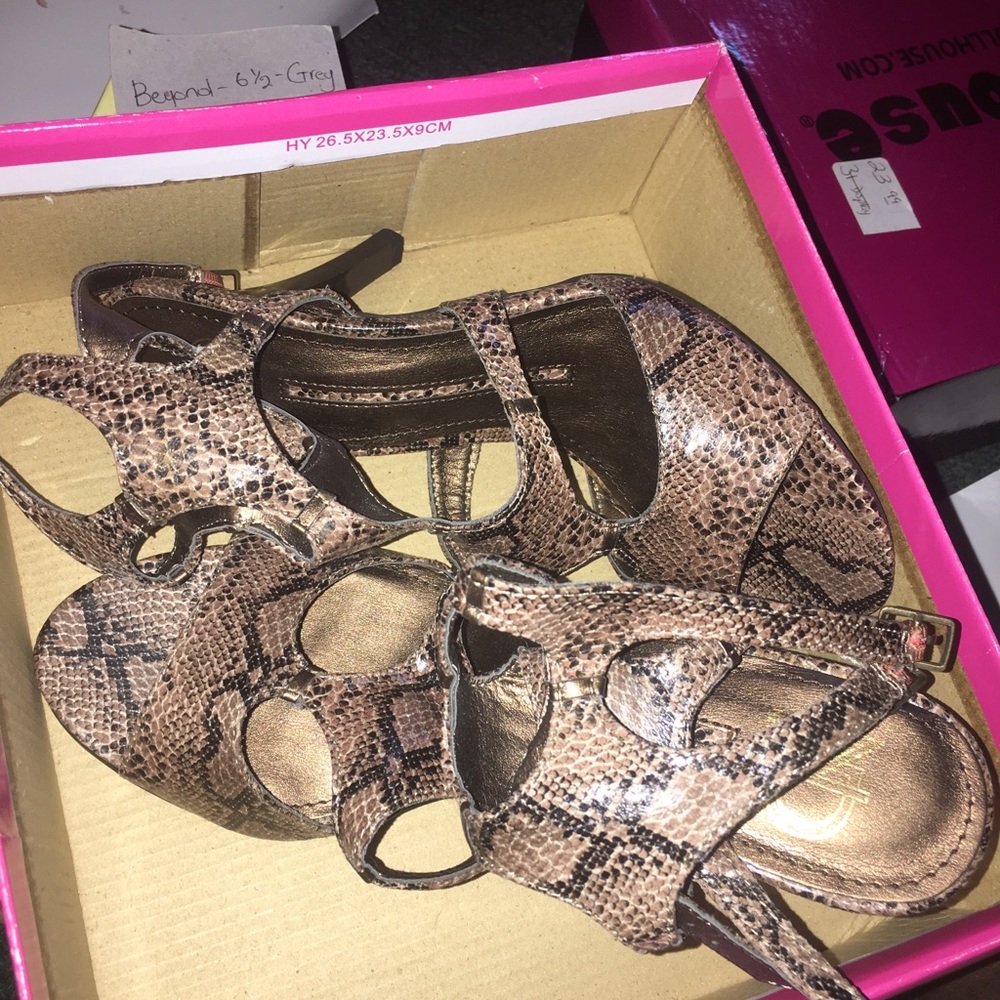 Shoe - Picture 2 of 16